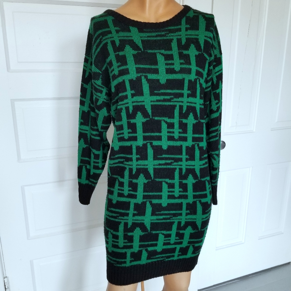 Abstract cozy sweater dress, big 90s vibes